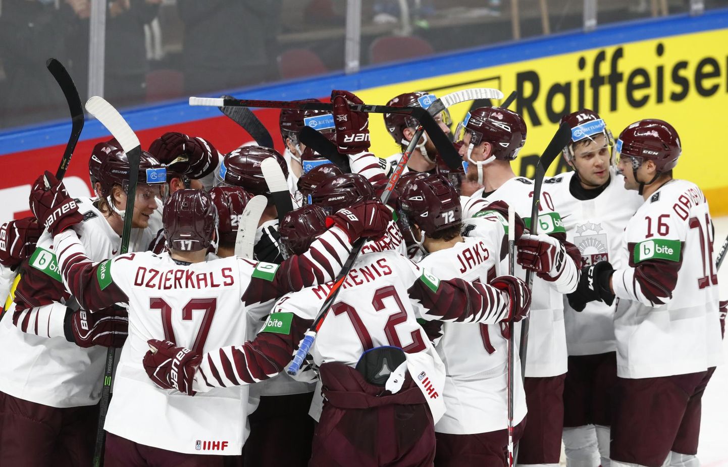 Läti hokikoondis tähistab Kanada üle saavutatud võitu.