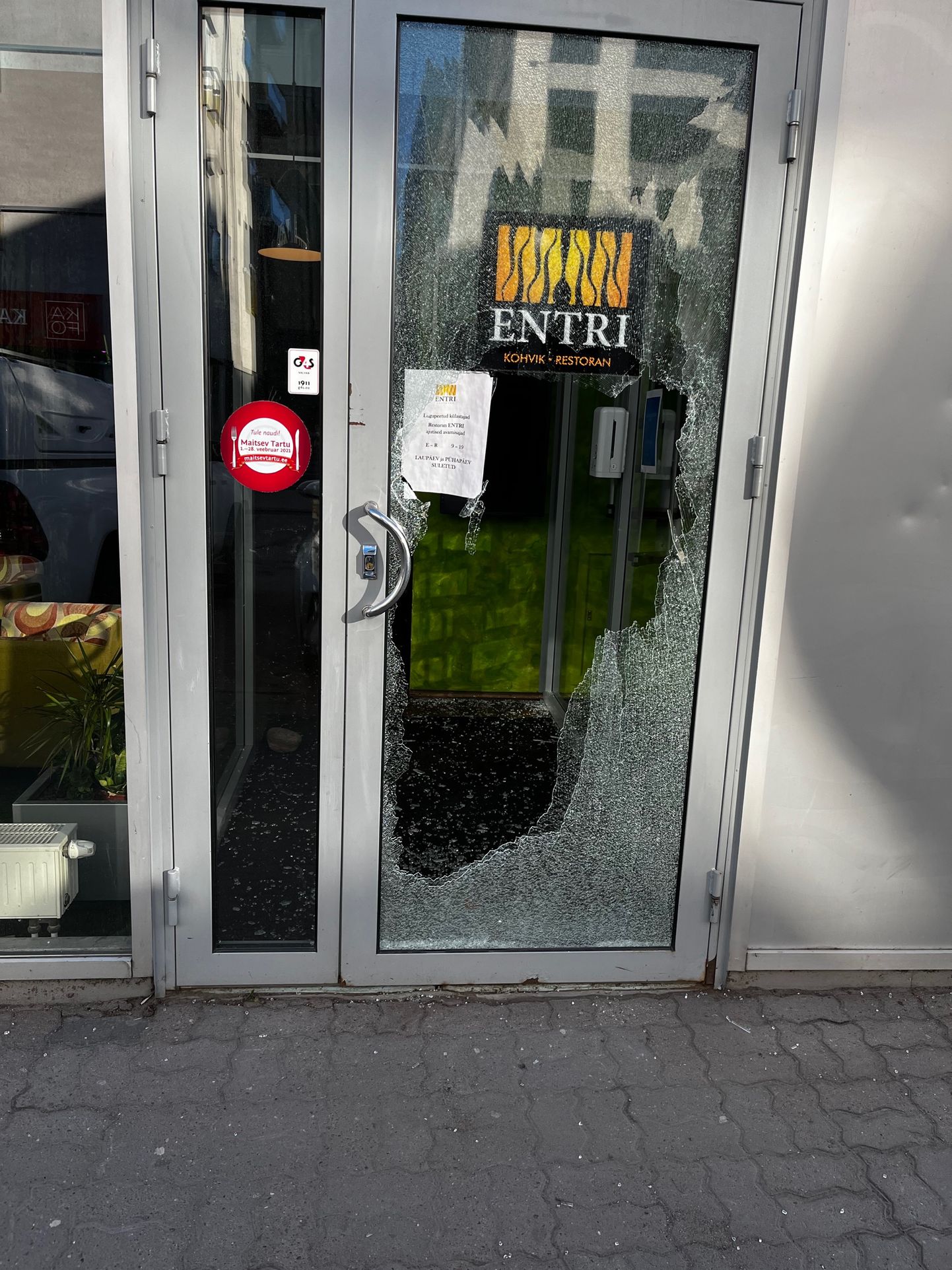 Umbes kella 1.30 paiku teatas turvatöötaja häirekeskusele, et Tartus on kiviga sisse visatud toidukoha ukseklaas.
