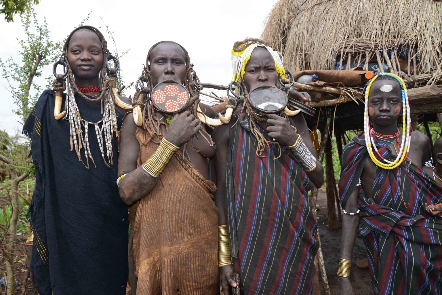 Ühed tuntumad kaunistused on Etioopias murside hõimul, kus naised oma alahuules taldriku mõõtu kettaid kannavad.
