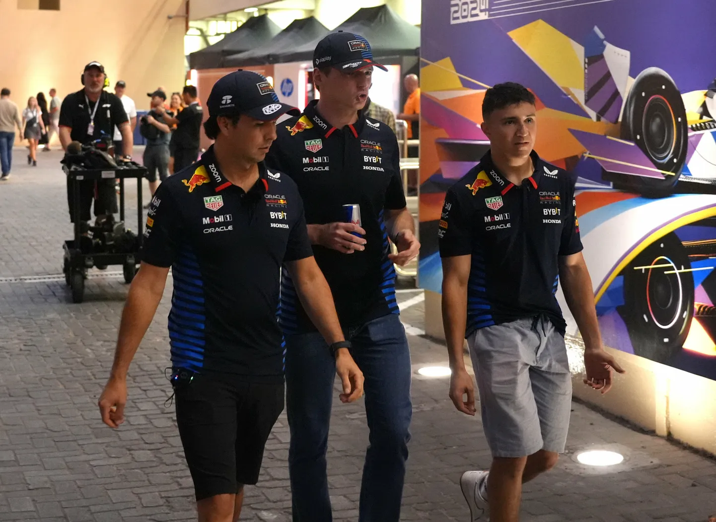 Red Bulli põhisõitjad 2024. aastal (vasakult): Sergio Perez ja Max Verstappen. Paremal on senine F2-sõitja Isack Hadjar, keda seostatakse sõitjakohaga energiajoogifirma F1 sõsarmeeskonnas.