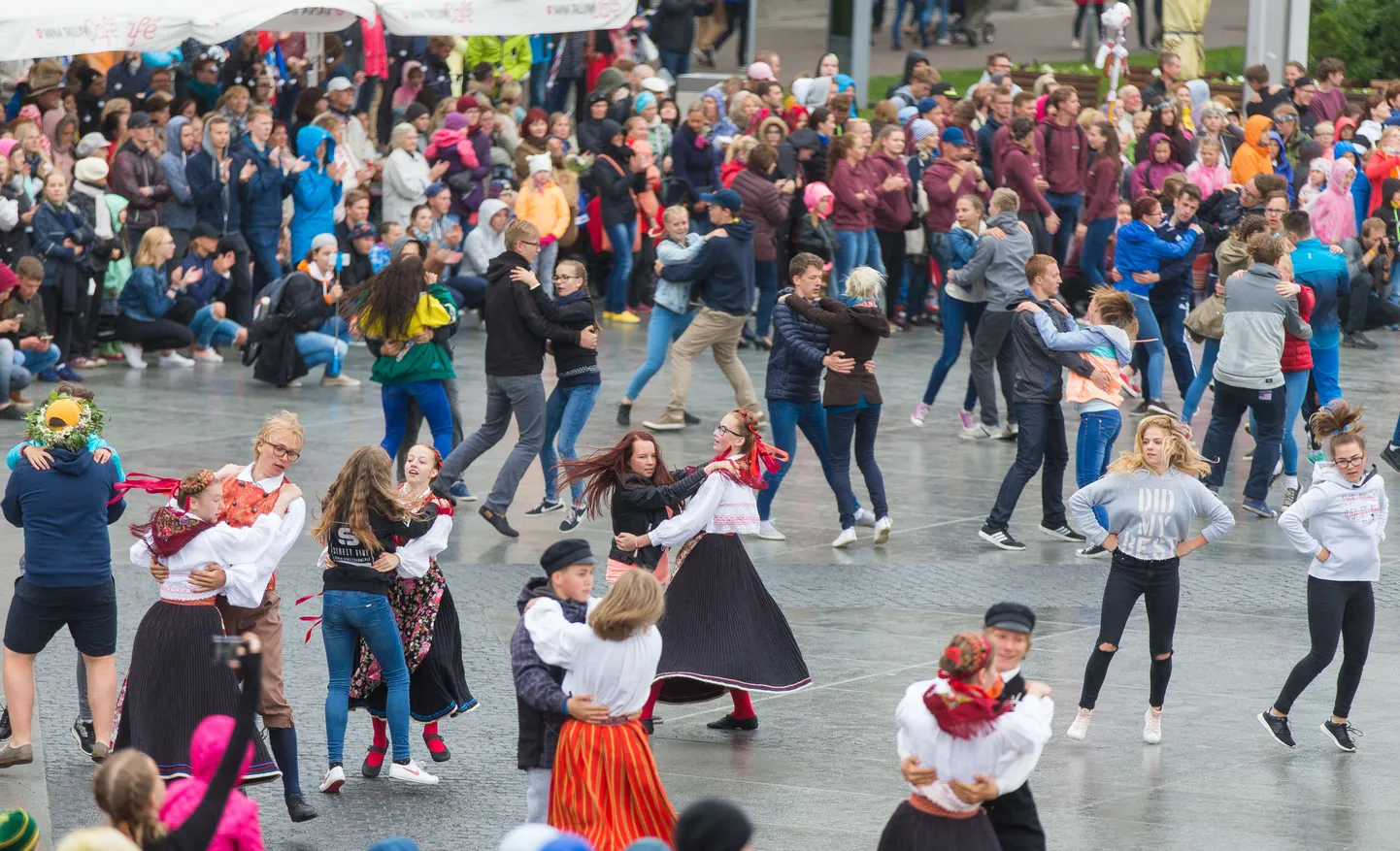 Tantsimine ärajäänud tantsupeoetenduse ajal Tallinna kesklinnas.