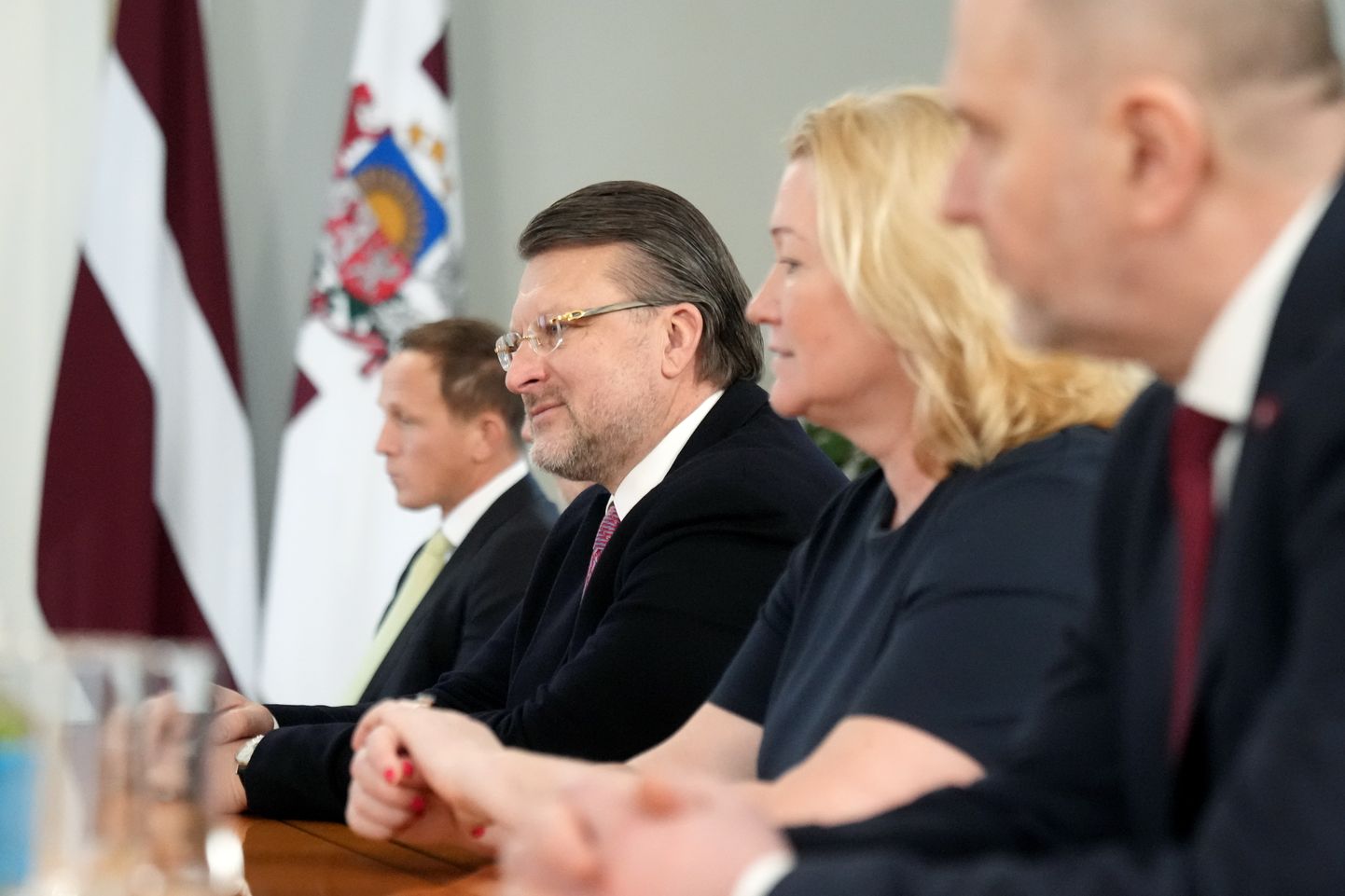 Partijas "Latvija pirmajā vietā" pārstāvji -  Edmunds Zivtiņš (no labās), Linda Liepiņa, Ainars Šlesers un Kristaps Krištopans tikšanās laikā ar Valsts prezidentu Rīgas pilī.