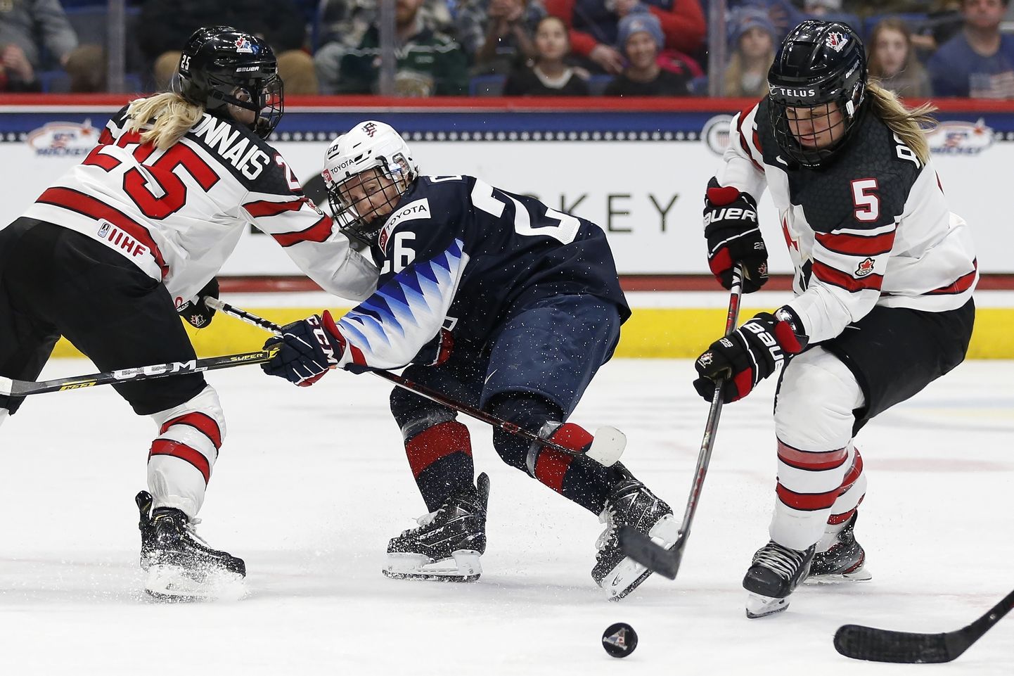 USA naishokistaar Kendall Coyne Schofield (nr 26) alustab tööd NHLi klubis Chicago Blackhawks.