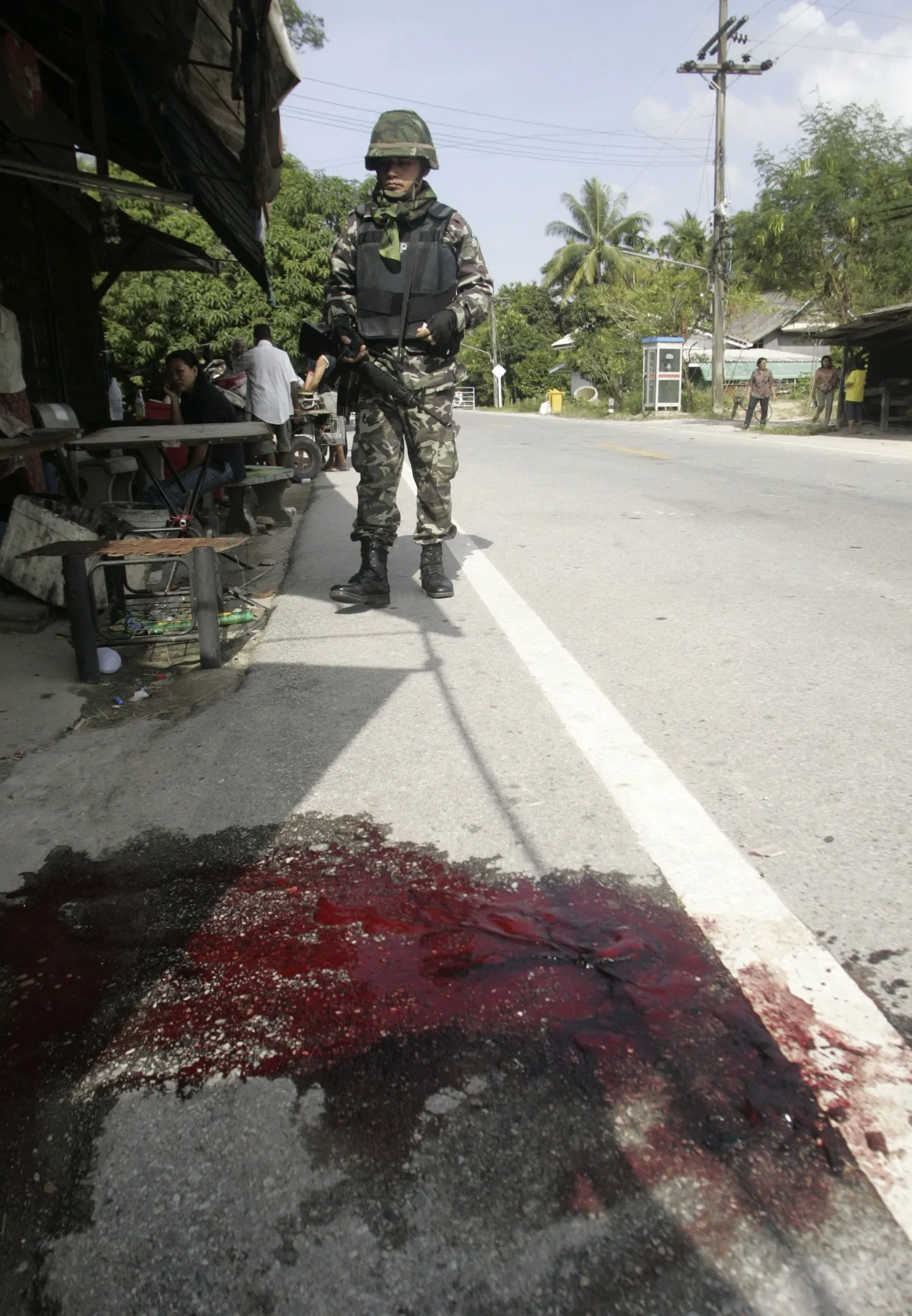 Sõdur Pattani provintsis toimunud rünnaku sündmuskohal.