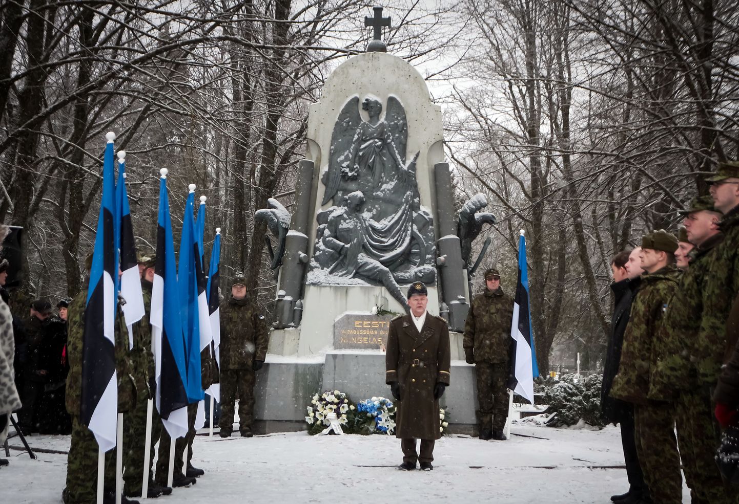 Pärnus Alevi kalmistul asetati tänasel Tartu rahu 93. aastapäeval pärjad vabadussõjas hukkunute mälestussamba jalamile.