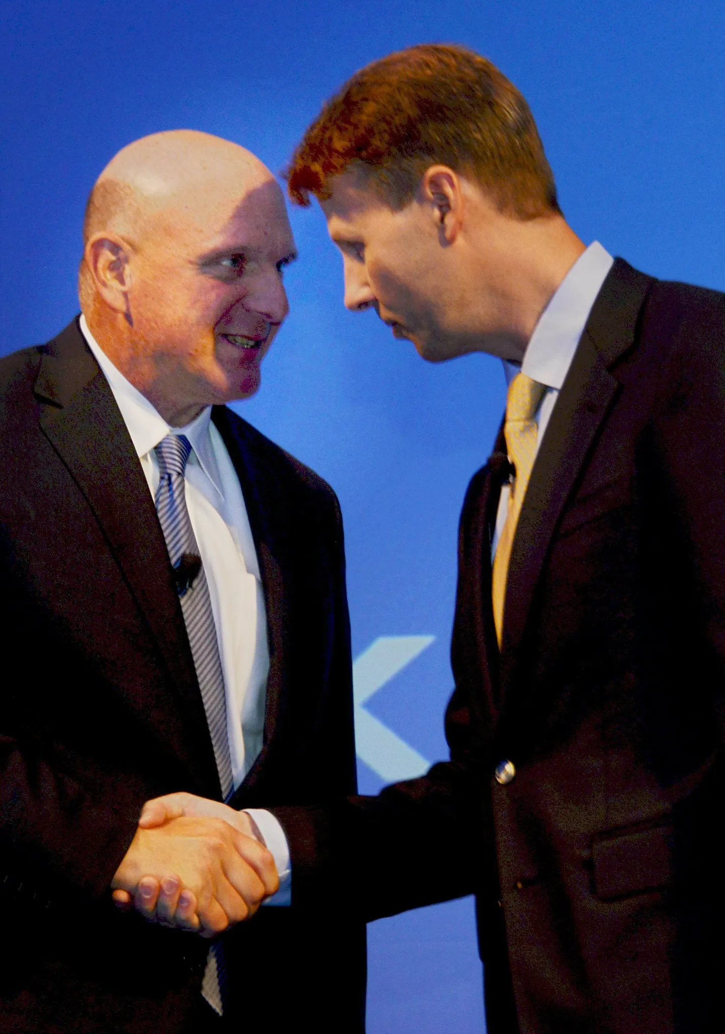Microsofti toonane tegevjuht Steve Balmer ning Nokia nõukogu esimees Risto Siilasmaa septembris toimunud pressikonverentsil, kus kuulutati välja Nokia mobiiliüksuse müüki Microsoftile.