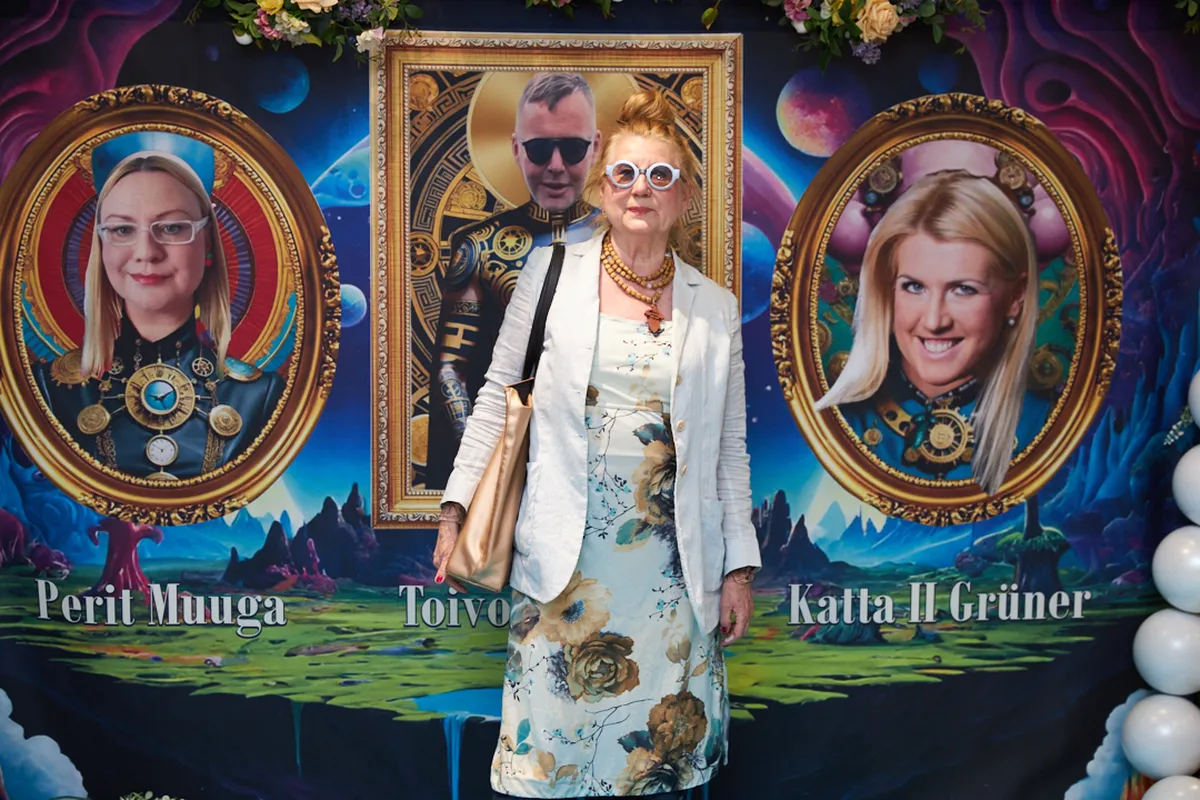 Legendaarne moeajakirjanik, õppejõud ja illustraator Anne Metsis on alati ulja, julge, piirideta loovuse poolel. Tavalisi riideid saab poest ka, neid pole mõtet disainida.