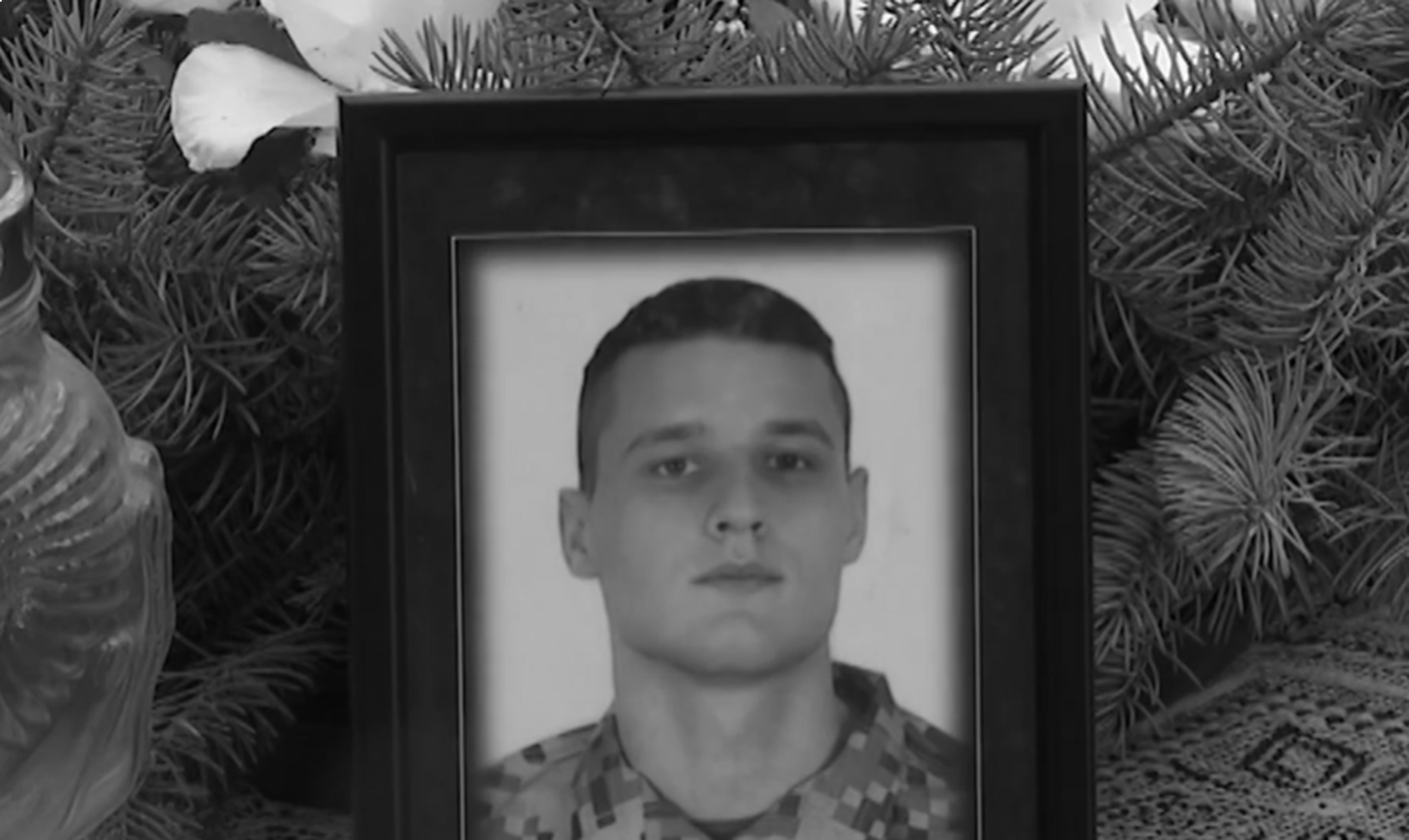 Ukrainā kritušā brīvprātīgā karavīra no Latvijas māte: Viņš domāja par Latviju; lai te ir miers