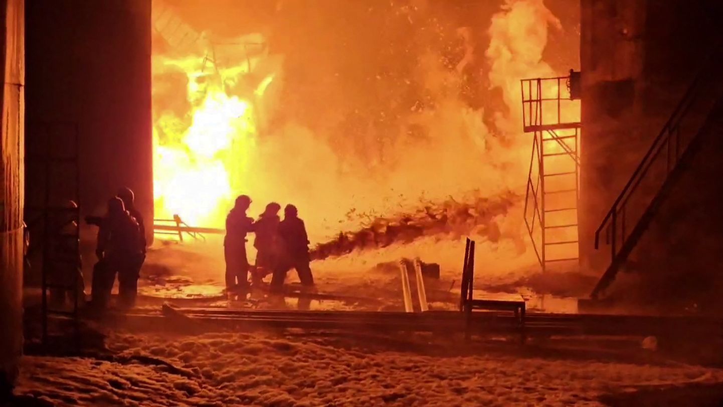 Пожарные тушат пожар на Курской нефтебазе после предполагаемого удара украинского беспилотника 15 февраля 2024 года.