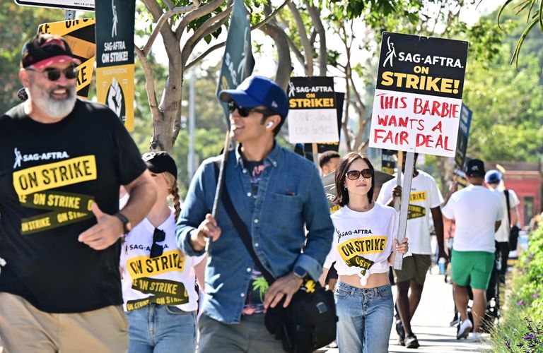 Uzraksts uz protestētājas plakāta: "Šī Bārbija grib taisnīgus darba nosacījumus!". Holivuda, Losandželosa, 2023. gada 20. oktobris