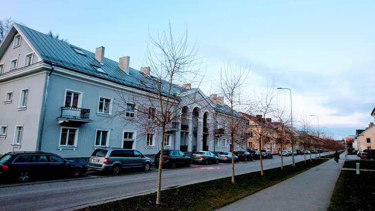 Vaade Asula tänava stalinistlikule ansamblile. Jaak Joala elas tänava alguses majas nr 4