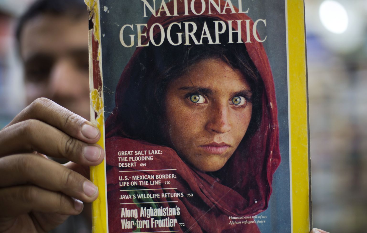 1985. aastal ilmus National Geographicu esikaanel foto Sharbat Gulast, kes elas Afganistani-Pakistani piiril põgenikelaagris