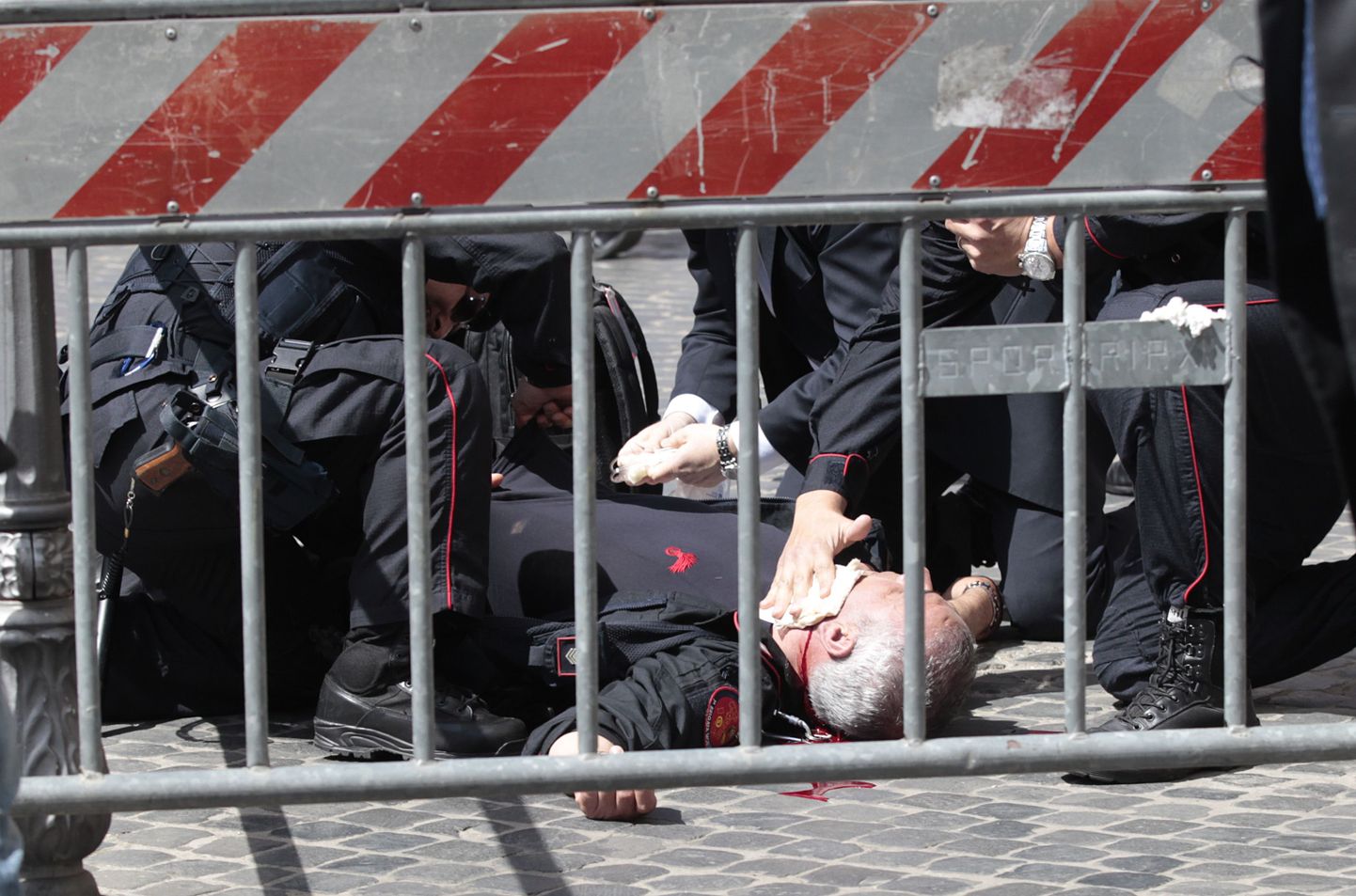Roomas peaministri residentsi lähistel aset leidnud tulistamises sai viga vähemalt kaks politseinikku. Fotol on üks haavatutest.