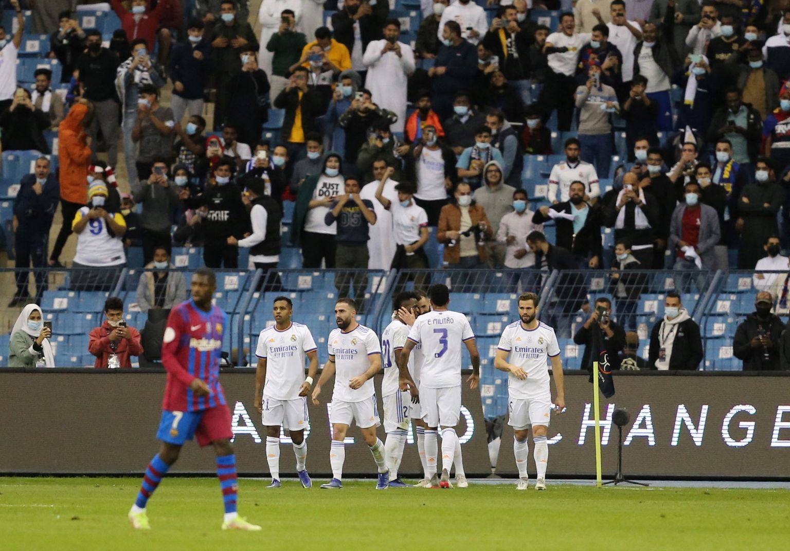 Madridi Reali mängijad (valges) väravat tähistamas.
