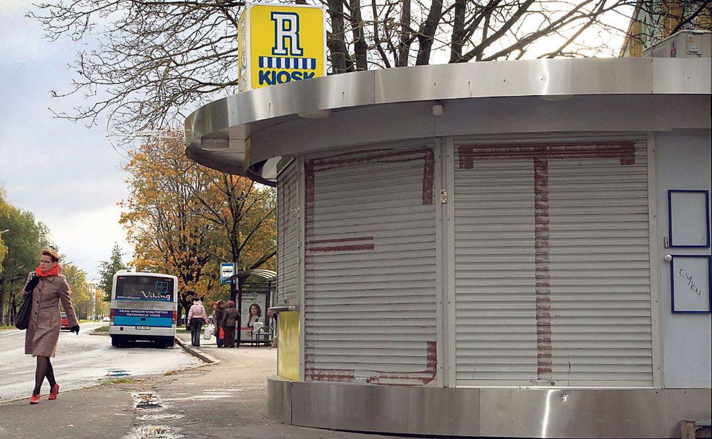 Mai tänaval Ühisgümnaasiumi peatuses asunud R-kioskist ei saa enam linnabussipiletit, värsket lehte ega nätsugi.