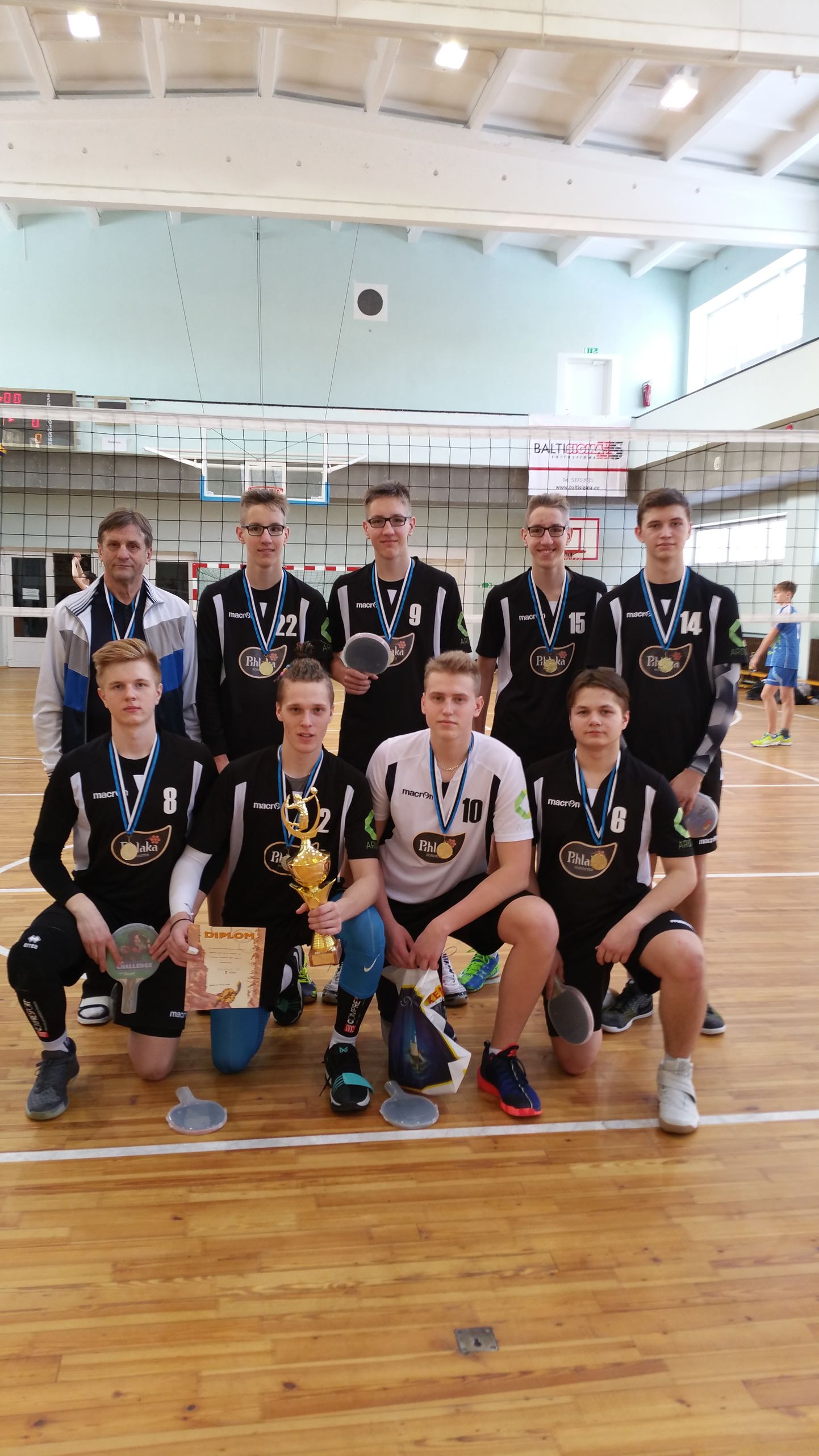 Treener Mati Merirand ja tema juhendatud Rakvere spordikooli U18 võrkpallimeeskond võidukal turniiril Narvas.