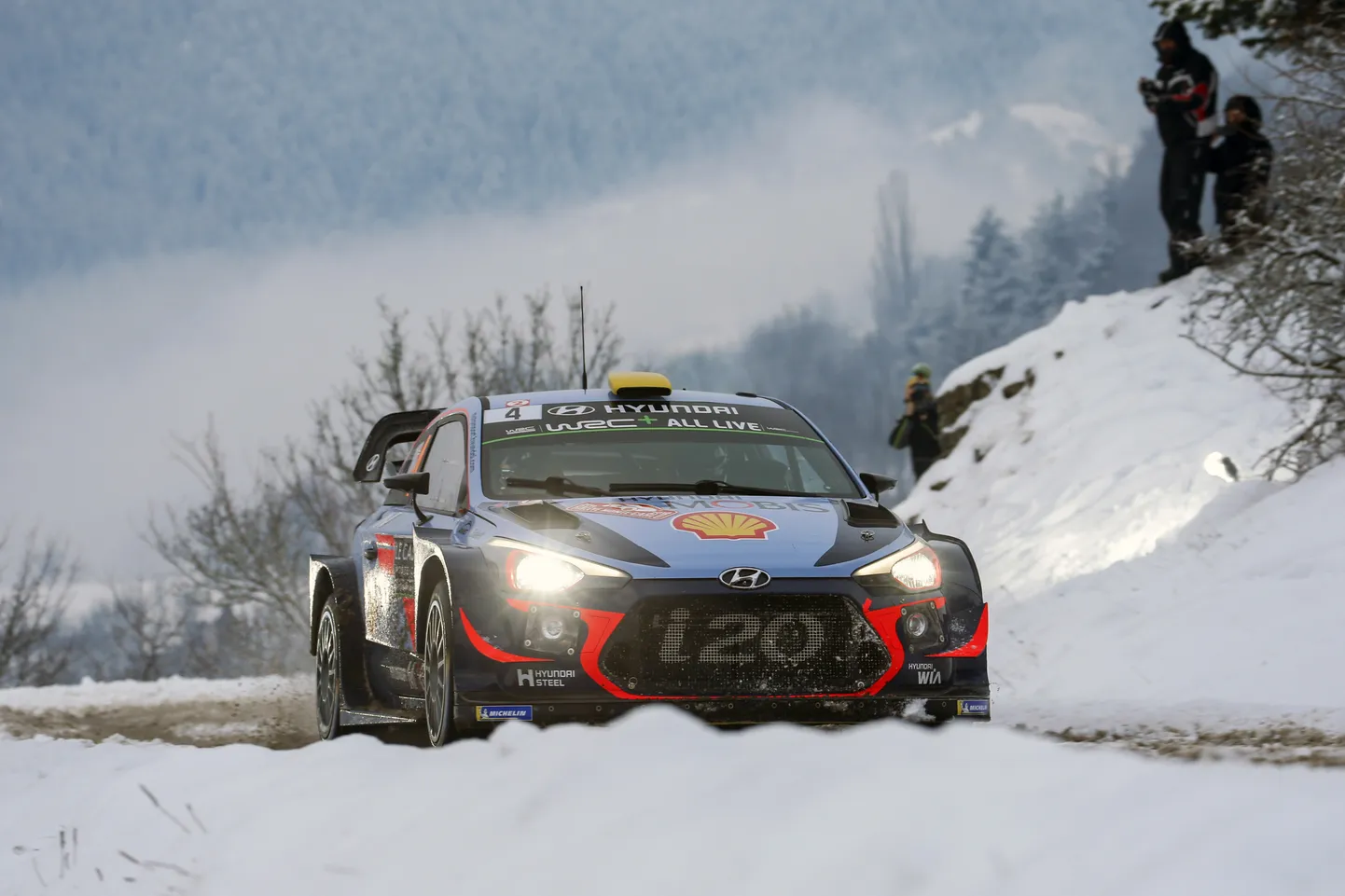 Andreas Mikkelsen 2018. aastal Monte Carlo rallil Hyundai WRC-auto roolis.