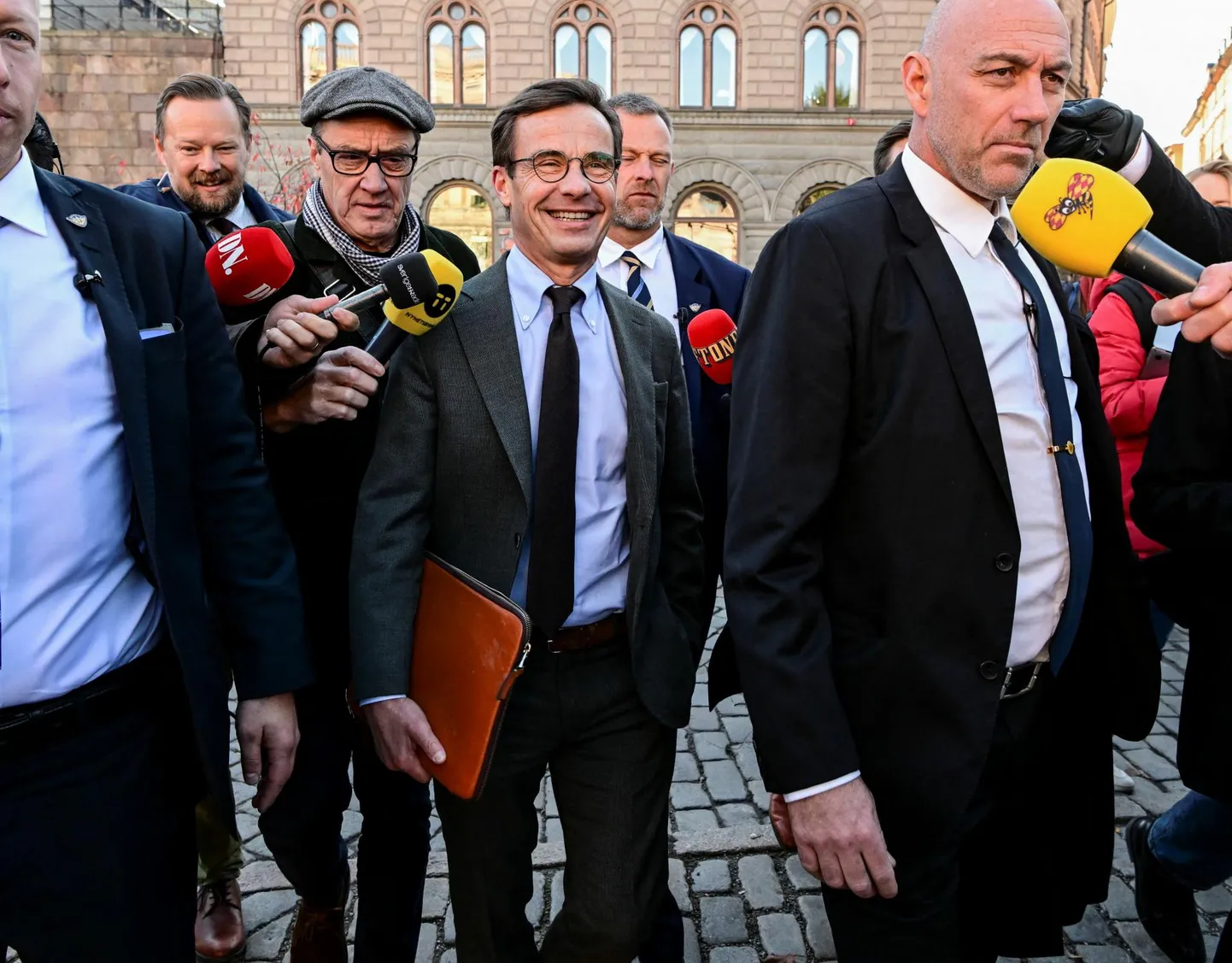 Moderaatide esimees Ulf Kristersson (keskel) eile Stockholmis teel võimukõneluste kulust aru andma.