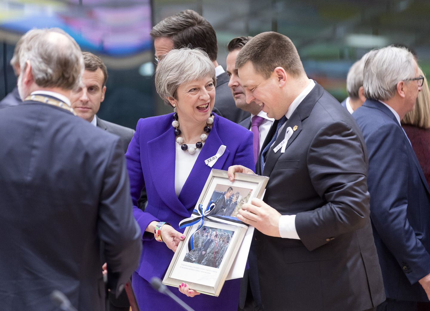 Lisaks lubadusele, et Eesti kaalub solidaarsusest Vene diplomaatide väljasaatmist, sai Theresa May peaminister Jüri Rataselt meeneks pildi nende kahe sügisesest ühisvisiidist Tapale, kus teenib brittide juhitav NATO eelpaigutatud pataljon.