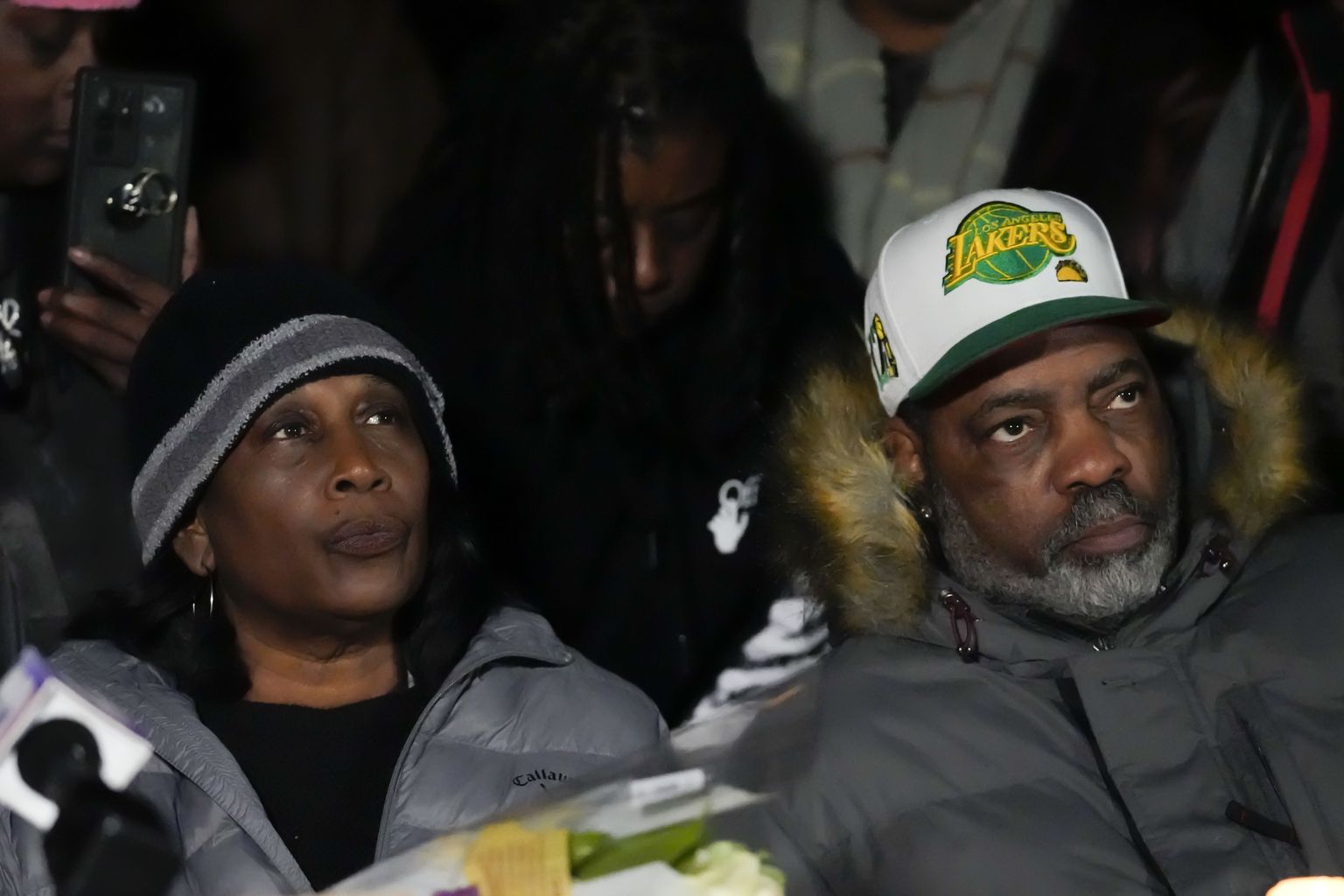 USA Tennessee osariigi Memphise linna politseinike vägivalla tõttu surnud Tyre Nicholsi ema RowVaughn Wells ja kasuisa Rodney Wells kuulasid neljapäeval peetud mälestusüritusel kõnelenuid ning kutsusid hiljem kõiki inimesi, kes soovivad pärast vägivaldse videolõigu avaldamist reede õhtul oma protesti avaldada, teha seda vaid rahumeelsel viisil.