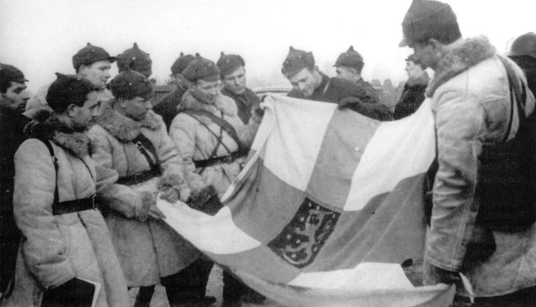 Красноармейцы с захваченным флагом Финляндии, 1940 год.