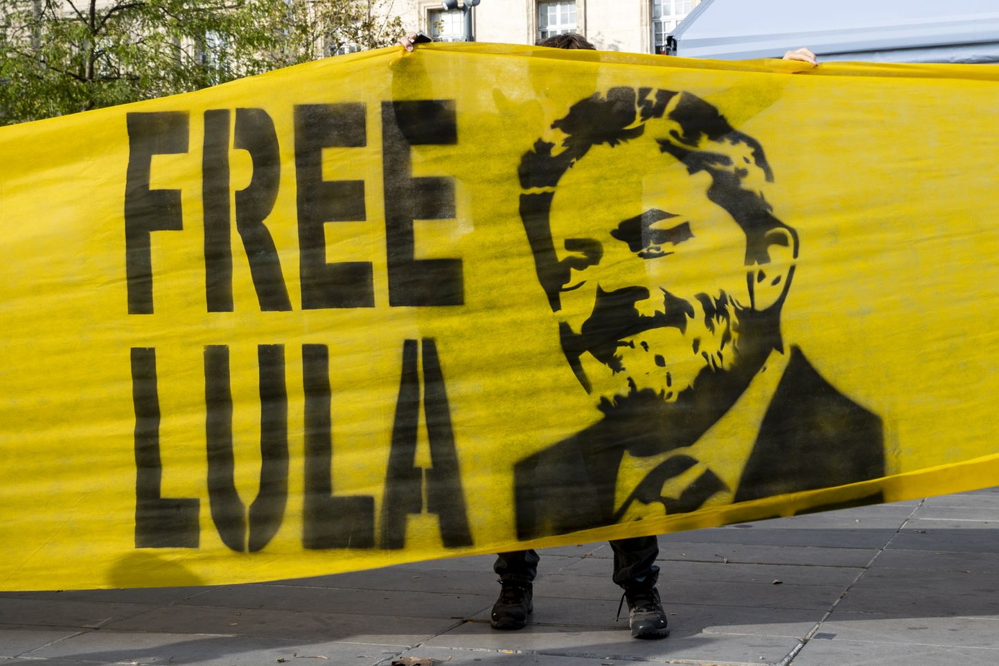Lula vabastamist nõudev loosung .