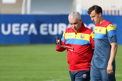 Vlad Chiriches (paremal) kuulamas peatreeneri nõuandeid. Foto: