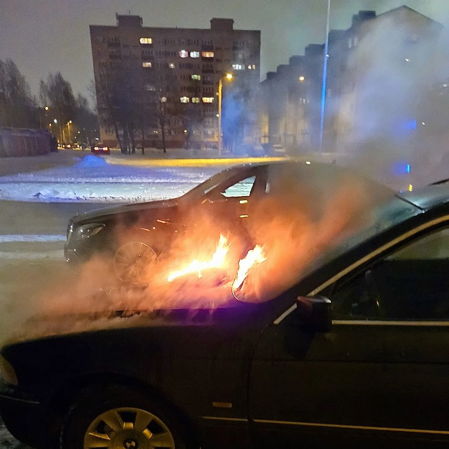В Нарве на улице Пауля Кереса загорелся легковой автомобиль.