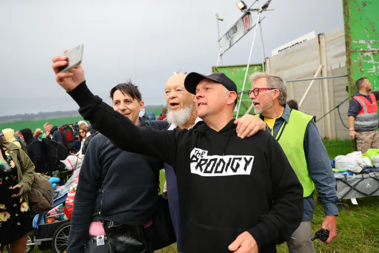 Glastonbury muusikafestivalile saabujad. Pildil vasakult teine on selle muusikafestivali algataja Michael Eavis