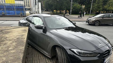 FOTOD ⟩ Äpardus Tallinna liikluses: BMW sõitis end betoonpiirdesse kinni