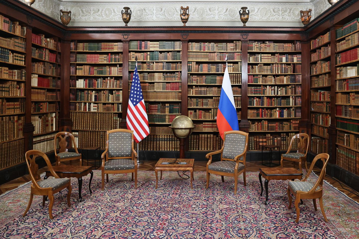 Presidendid kohtuvad La Grange'i villa raamatukogus.