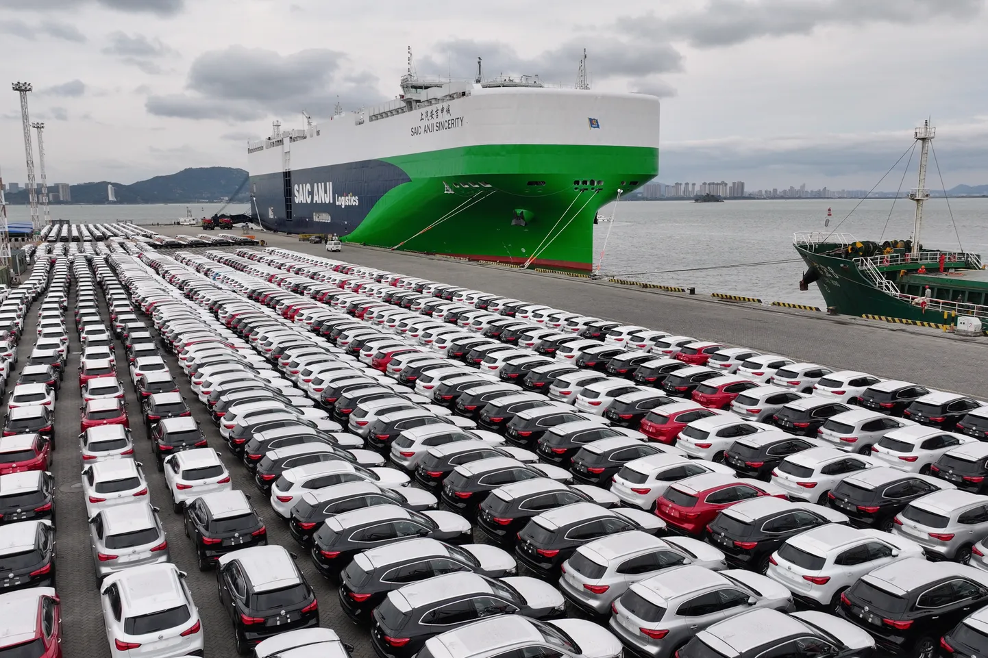 Hiinas Dongdu sadamas Xiamenis ootab uus autolaadung Euroopa poole teele saatmist.