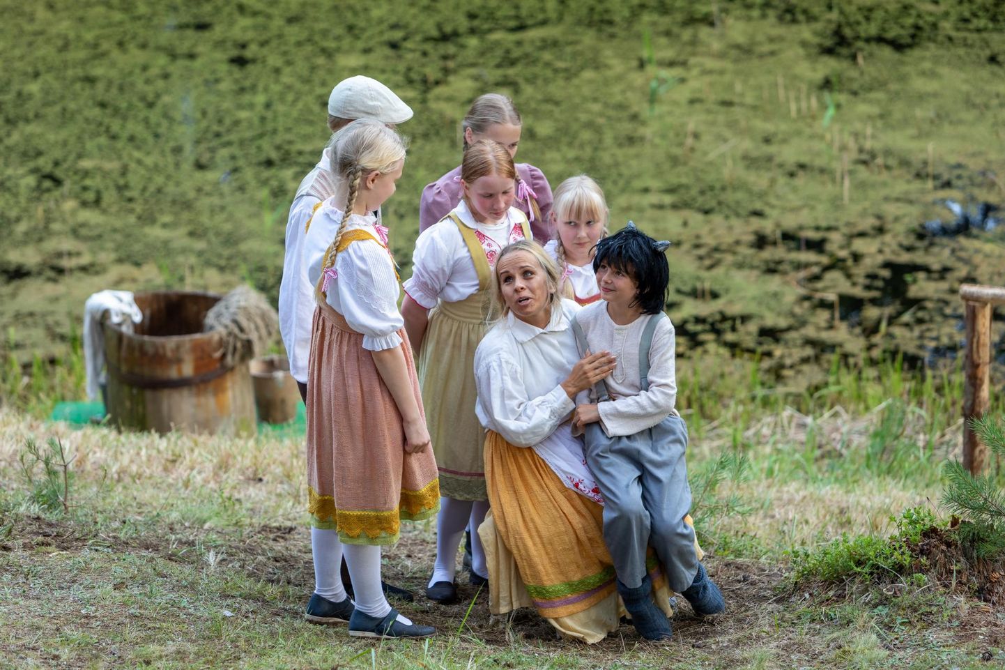 Ema (Irina Radionova) on võtnud Nuki (Stiina Jesin) sülle, et hellitada teda nagu teisi lapsi.