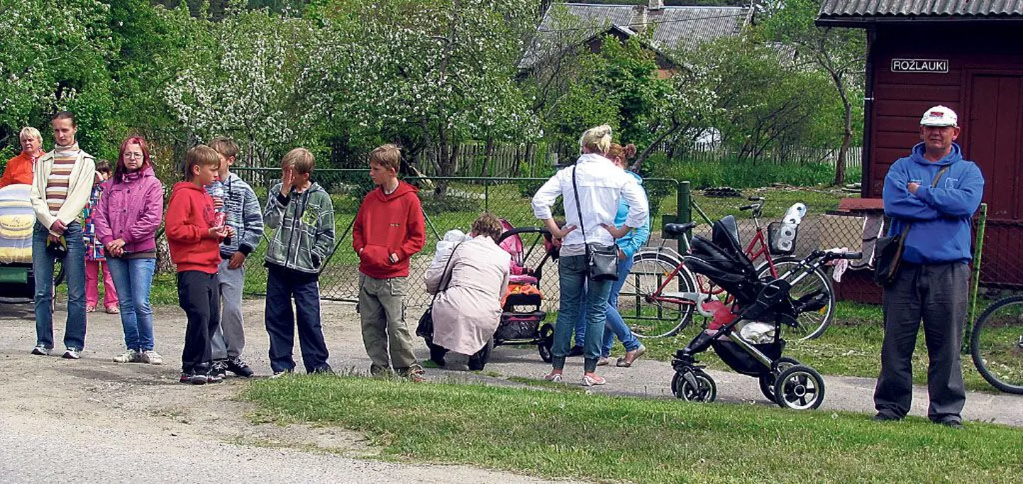 Lätis Kuramaal asuvas Kolkas on samad probleemid mis Eesti väikeasulateski – tööpuudus ja ääremaastumine, kuid trööstituks kippuv argipäev ei seganud kaasa elamast Eesti ja Läti presidendi visiidile.