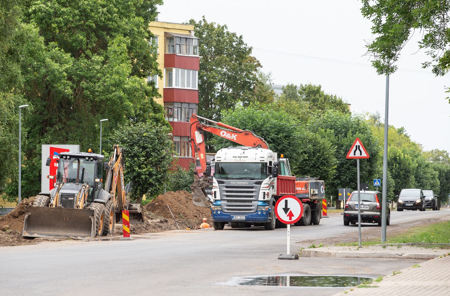 Esmaspäeval olid tee-ehitusmasinad Jõhvis Narva maanteel juba tegutsemas.