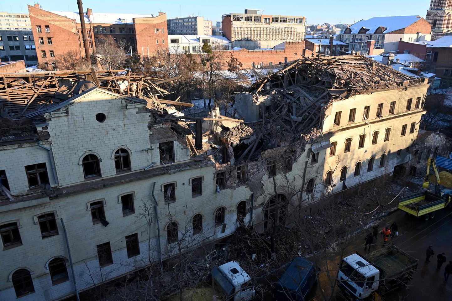 В результате недавнего российского удара по Харькову был сильно поврежден жилой дом, в котором, по версии российской пропаганды, находилась база иностранных наемников.