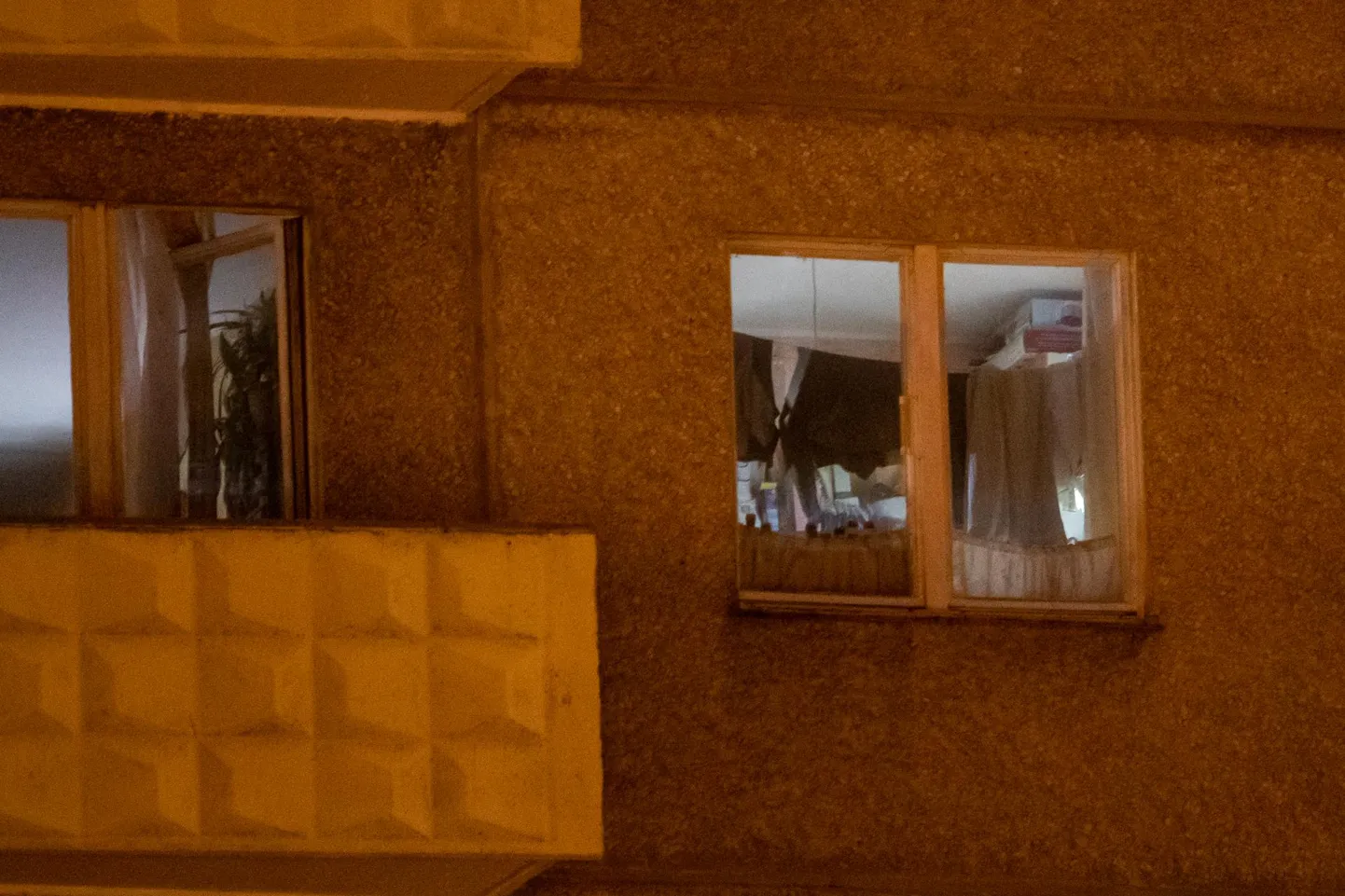 Urmase korterisse kogutud lõhkeainelao tõttu evakueeriti tänavu septembris terveks ööks Õismäe kortermaja ühe trepikoja kõik elanikud. FOTO: Eero Vabamägi