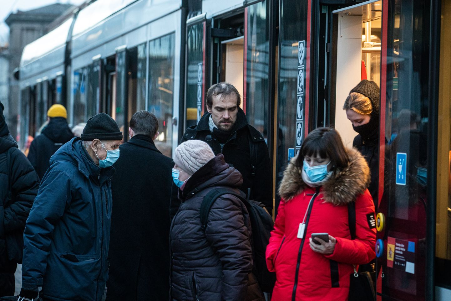 24. novembrist hakkas avalikes siseruumides ja ühistranspordis kehtima maski kandmise kohustus. Pildil maskidega inimesed pealinna tänavatel ja ühistranspordis. Tallinn, 24.11.2020.