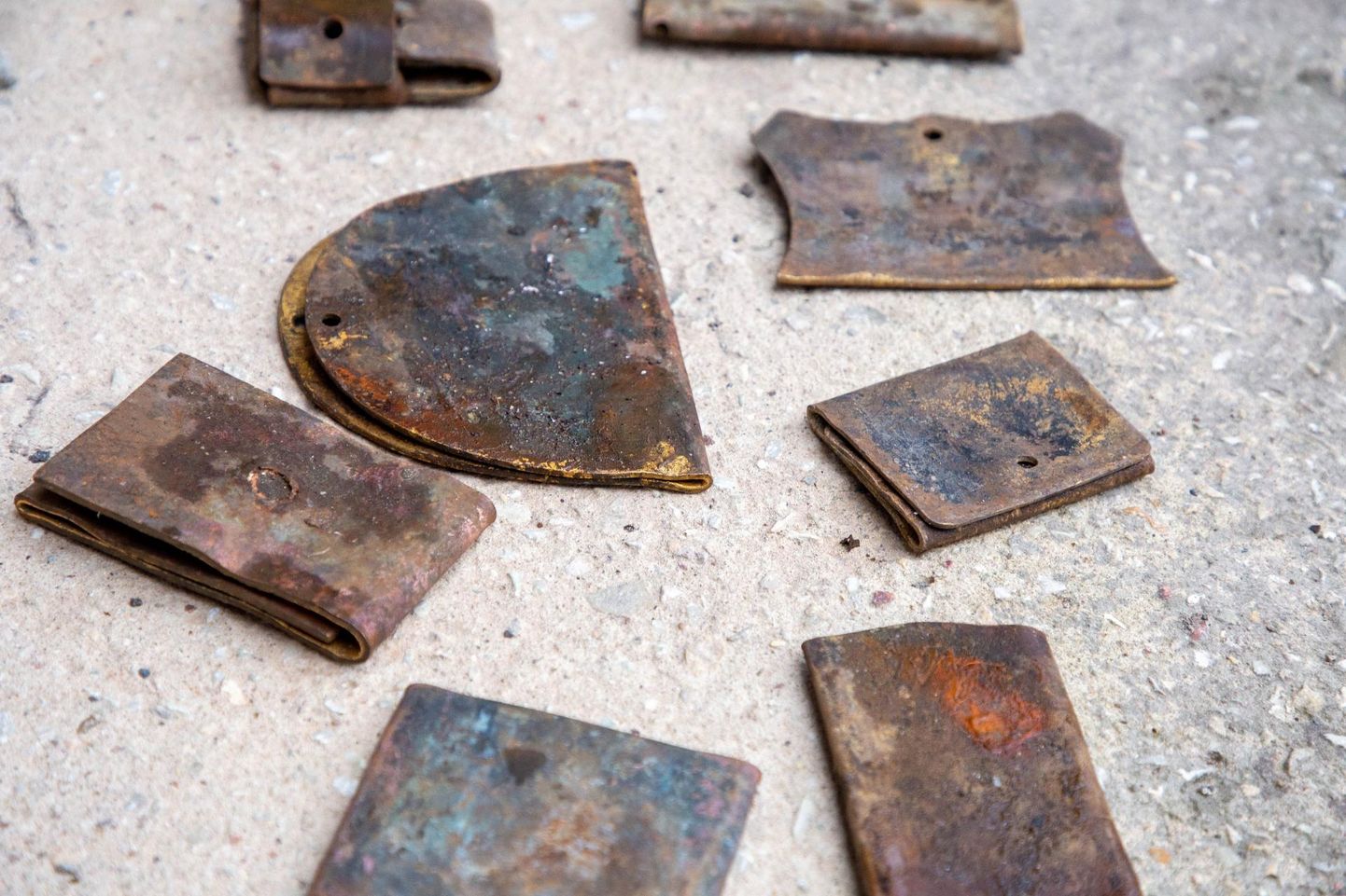 Reopalu surnuaia ristidelt varastatud vasest ja messingist nimeplaadid.