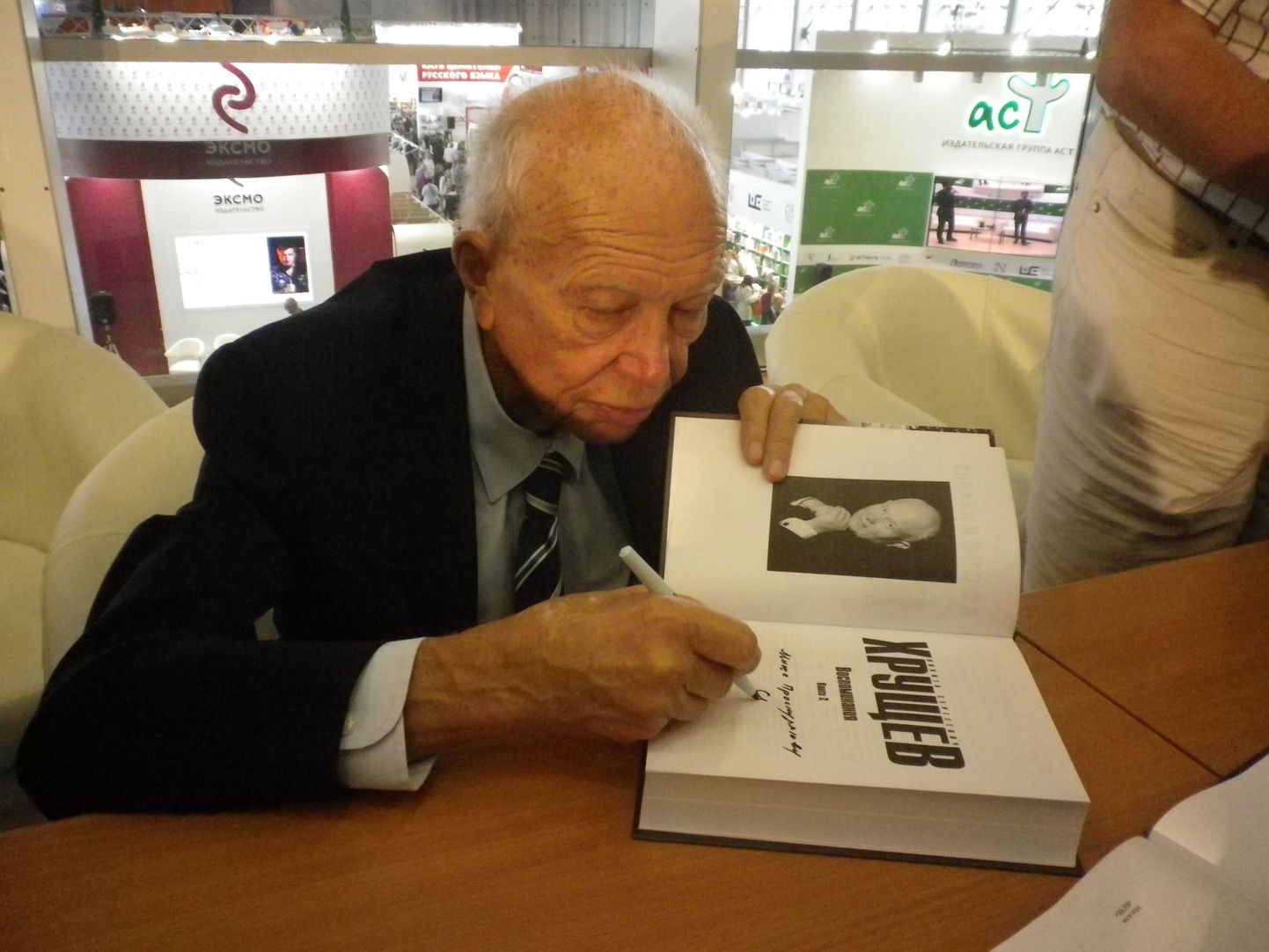 Ученый и публицист Сергей Никитич Хрущев подписывает очередную книгу о своем знаменитом отце.