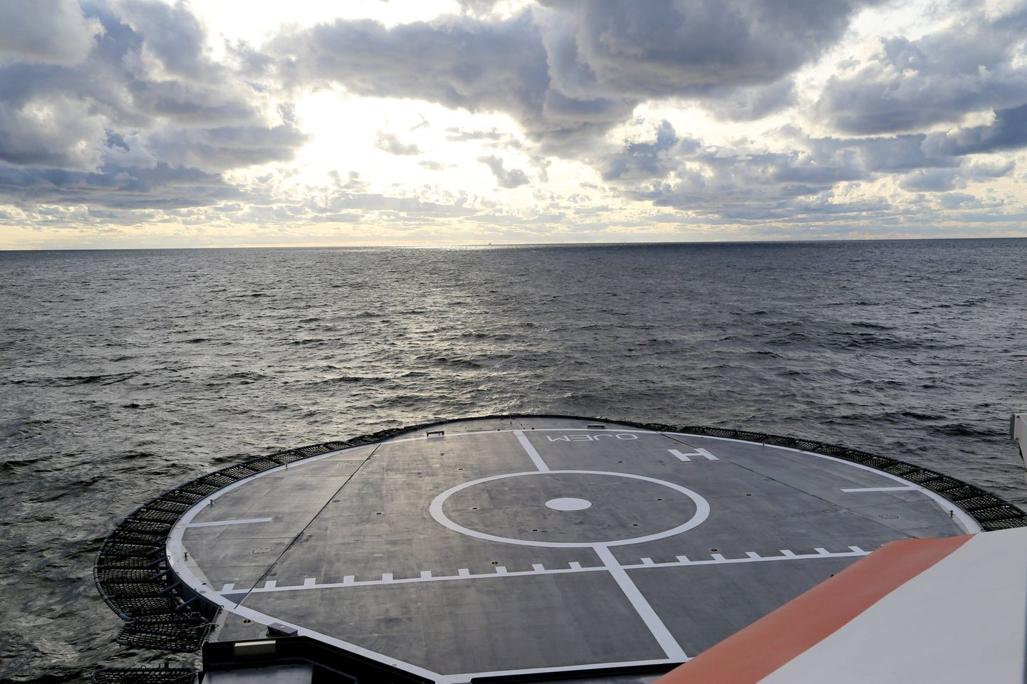 На фотографии, сделанной Пограничной охраной Финляндии, изображен морской патрульный корабль Turva, патрулирующий Финский залив 11 октября 2023 г. вблизи поврежденного газопровода Balticconnector.