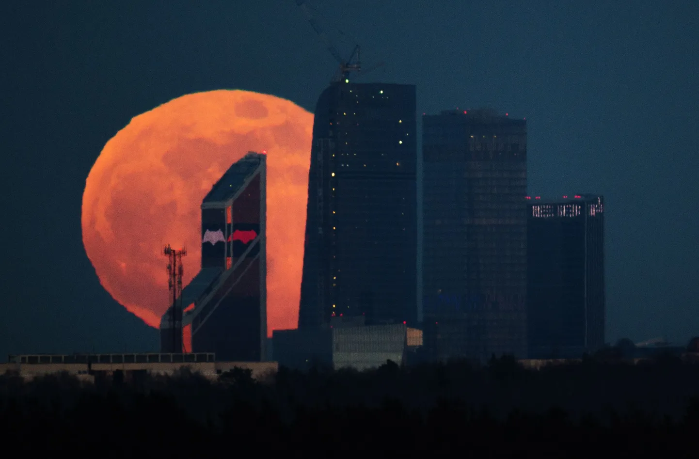 Täiskuu Moscow City - rahvusvahelise ärikeskuse kohal.