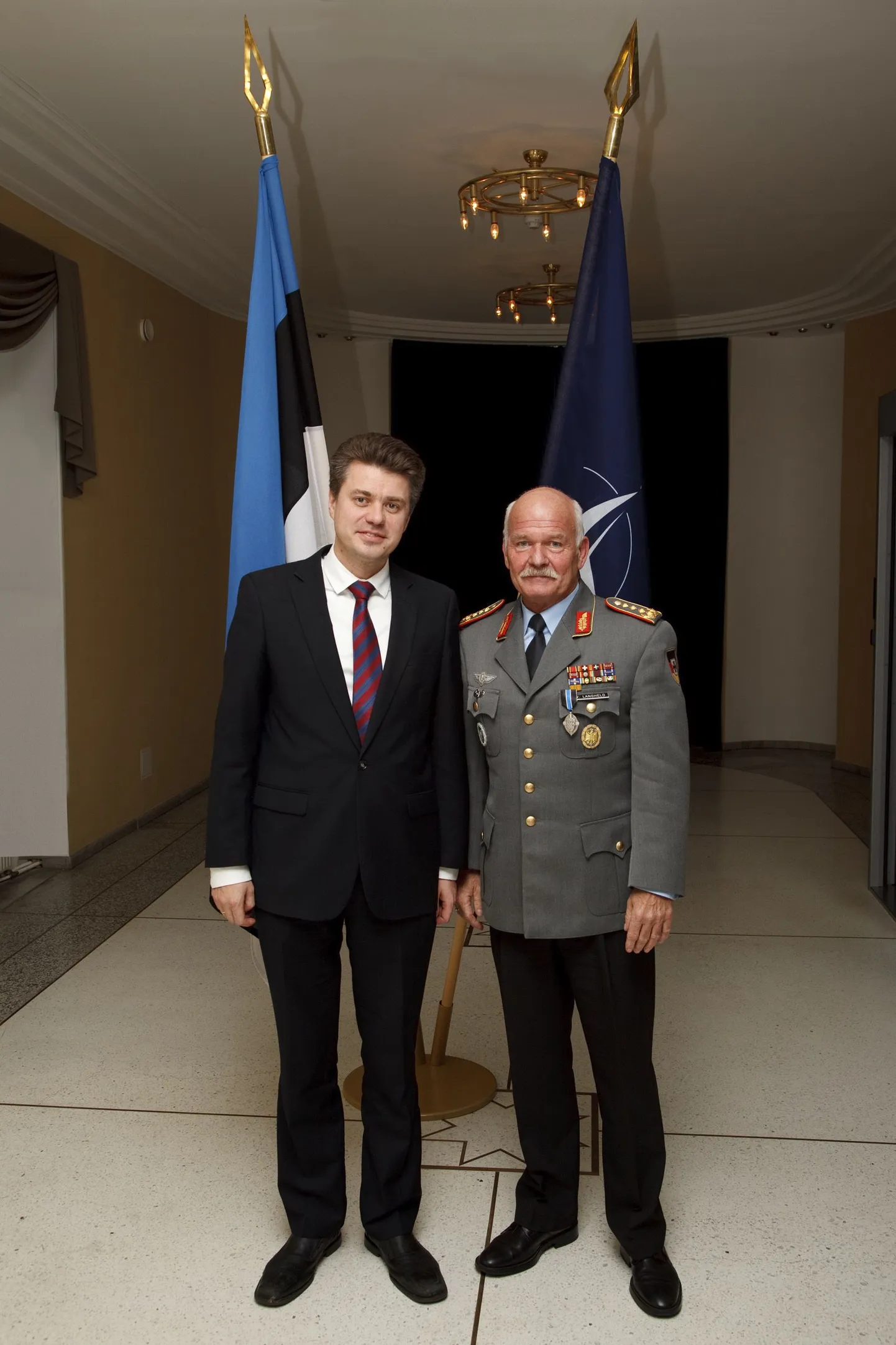 Kaitseminister Urmas Reinsalu ja kindral Wolf Langheld kaitseministeeriumis.