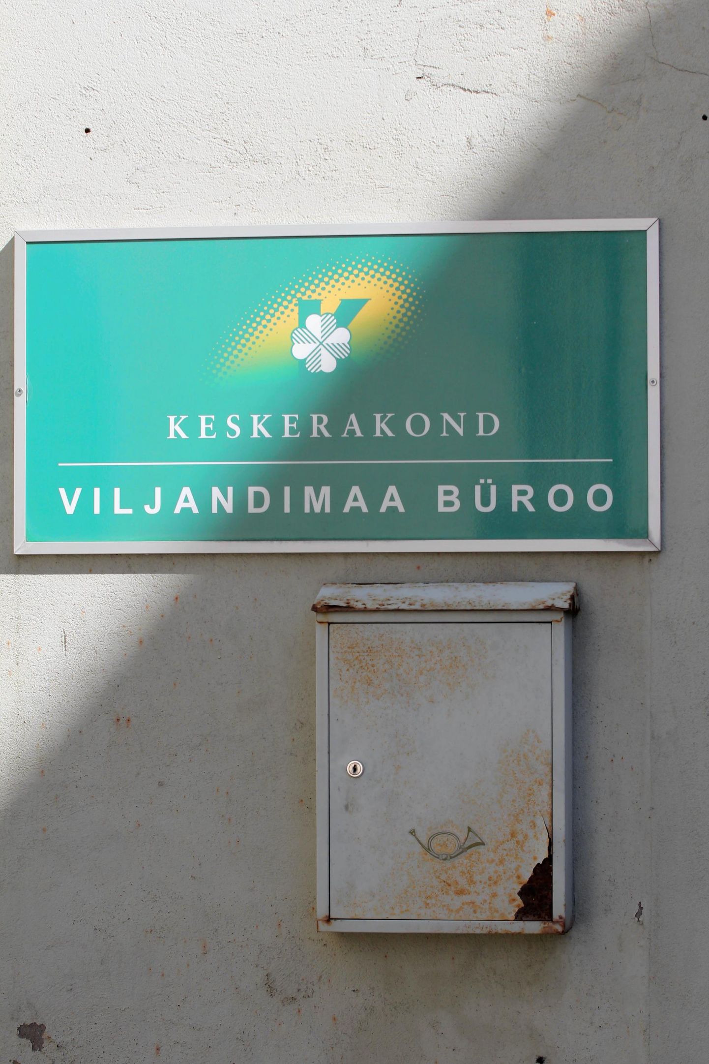 Keskerakonna Viljandimaa piirkonna eksjuhi Juhan Juhkamsoo sõnul viis ta reede õhtul erakonna Viljandi kontori postkasti üle 70 erakonnast lahkuda soovija avalduse.