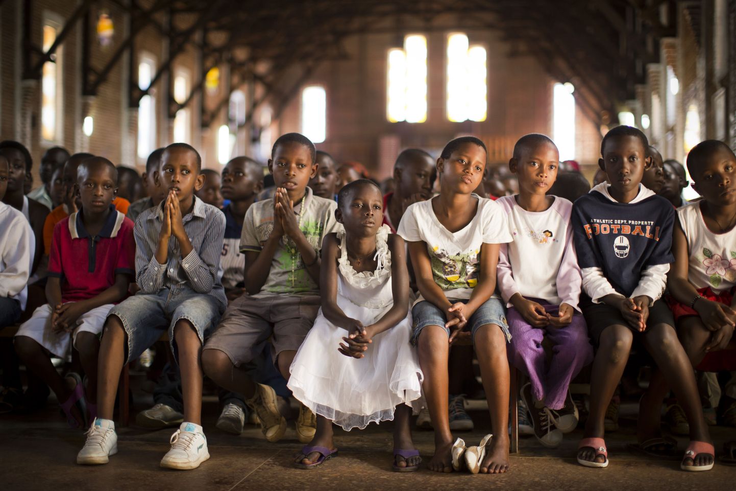 Rwanda lapsed pealinnas Kigalis asuvas Saint-Famille'i katoliku kirikus hommikupalvusel 6. aprillil.