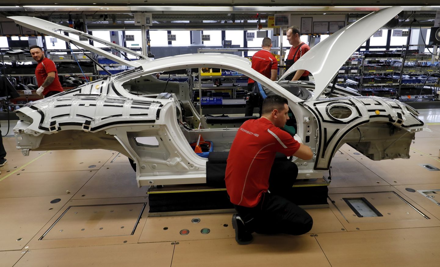 Euroopa ettevõtete äritegevust on tabanud enneolematu krahh. Pildil Porsche koosteliin Stuttgartis.