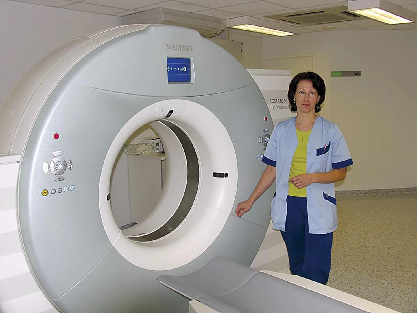 Pärnu haigla diagnostikateenistuse radioloogiaosakonna vanemõde Olga Beloussova patsiendi ootel.