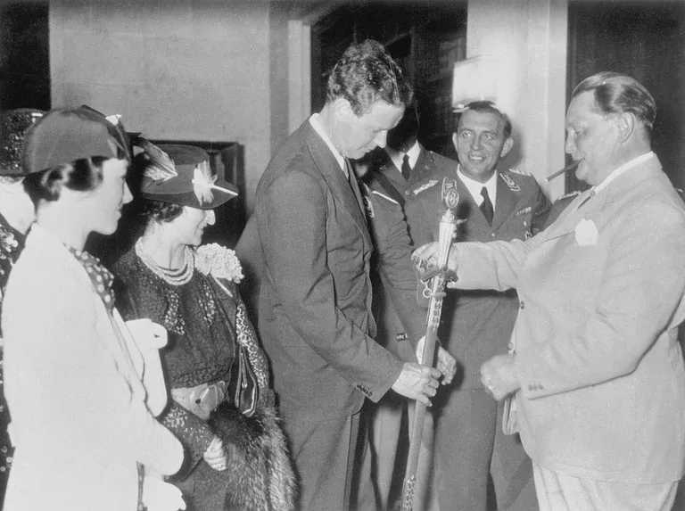 Чарльз Линдберг получает наградной меч из рук Германа Геринга, 1936 год