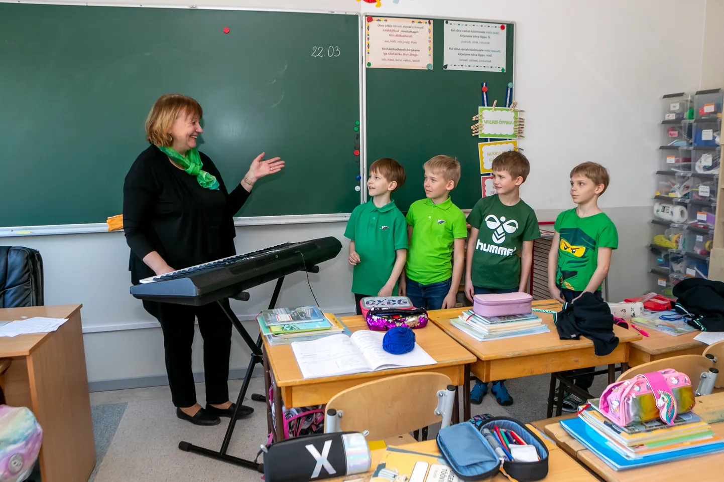 Õpetaja Mari Ausmees ja tema südikad varsad (vasakult) Ats Selge, Jaagup Rõõm, Karl Teern ja Emil Antsaar.