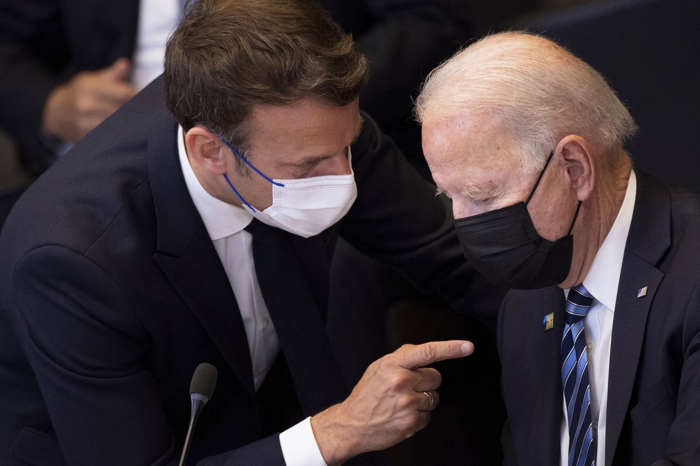 Prantsuse president Emmanuel Macron (vasakul) tõrelemas USA ametivenna Joe Bideniga NATO tippkohtumisel Brüsselis 14. juunil 2021.
